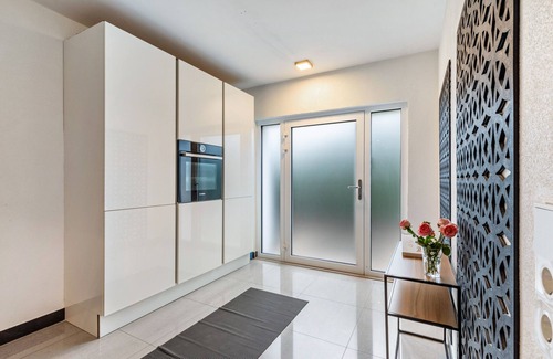 Leonberg House | Bungalow 'Ferienwohnung Gerlingerhöhe' with Private Terrace and Wi-Fi