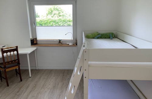 Quickborn House | Bungalow im Grünen bei Hamburg 4 Schlafzimmer 1 Wohnzimmer 2 Bäder 1 Wohnküche