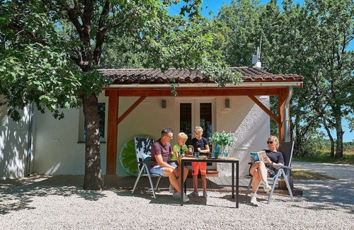 Mauroux House | Bungalow in France with Private Garden