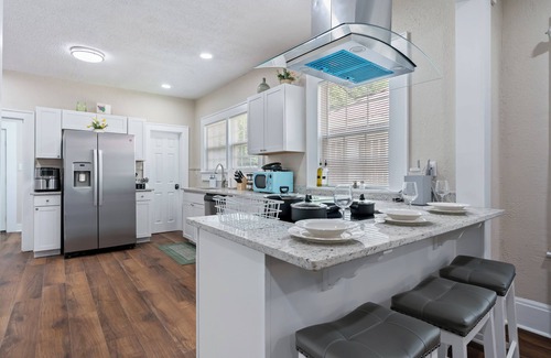 Birmingham House | Bungalow Retreat-Fire pit/Patio/Games/Relaxing Front Porch/Parking Spaces