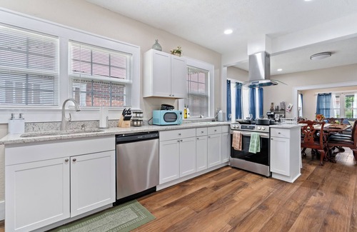 Birmingham House | Bungalow Retreat-Fire pit/Patio/Games/Relaxing Front Porch/Parking Spaces