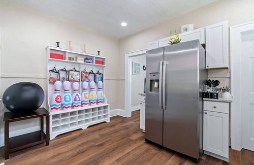 Birmingham House | Bungalow Retreat-Fire pit/Patio/Games/Relaxing Front Porch/Parking Spaces