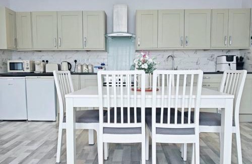 Port Talbot House | Bungalow Step Free Access - Close To The Beach