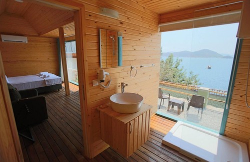 Ortakentyahsi Belediyesi House | Bungalow With Pier Terrace View in Bozburun