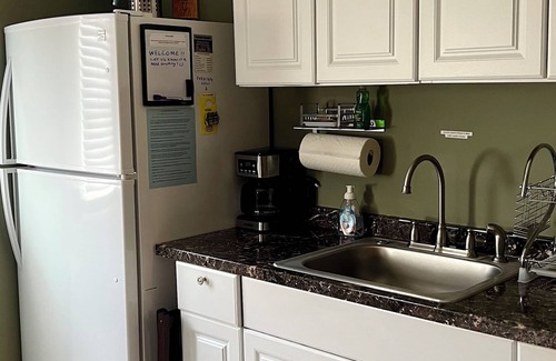 Burbank Cottage | Burbank QUIET & CLEAN & Private By Warner Brothers & NY Film Academy - Pet OK