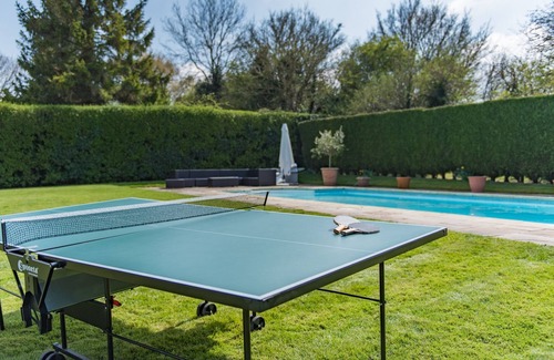 Charing House | Burleigh House by Bloom Stays - sleeps 12 guests in 6 bedrooms
