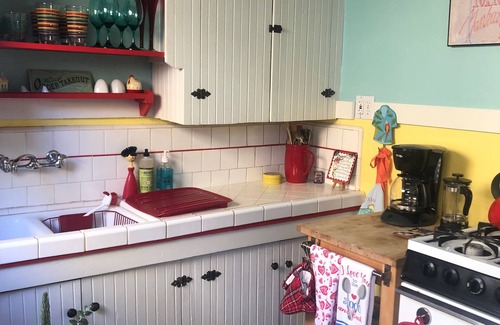 South Redondo Cottage | Burnham Beach Cottages #2-Block to Beach!