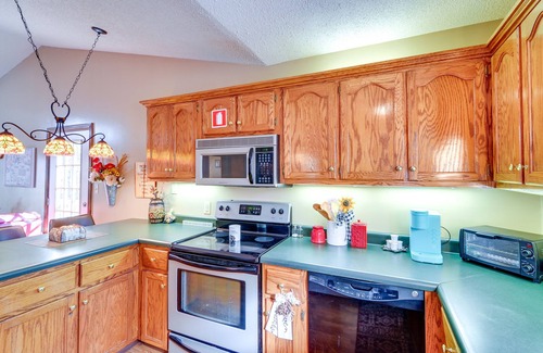 Sloans Valley Cabin | Burnside Resort Cabin w/Hot Tub & Outdoor Spots!