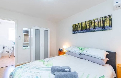 Rivervale Apartment | Burswood Budget - Walk to Crown & Optus!
