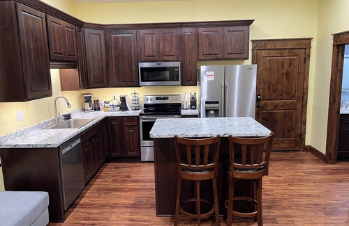 Sabetha House | Business Stay Made Easy - Downtown Sabetha Apartment Suite with Workspace