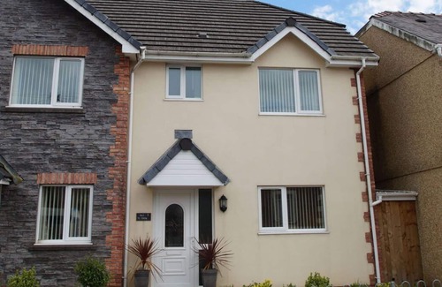 Ammanford House | Bwthyn y Gors in Swansea Valley