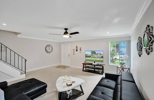 Hollywood House | By Hard Rock Guitar Hotel casino 7 min walk