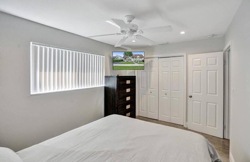 Hollywood House | By Hard Rock Guitar Hotel casino 7 min walk