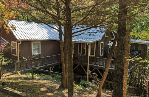 Lakemont Cabin | By Lake Rabun Beach and Angel Falls. Dreamy, dog friendly, and forest views