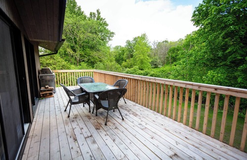 Frelighsburg Ski Chalet | By the river - Le 91