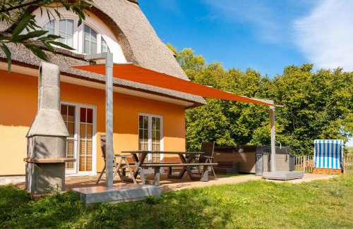 Hohenkirchen House | C 3 Reethaus Löwe mit Außenwhirlpool und Sauna