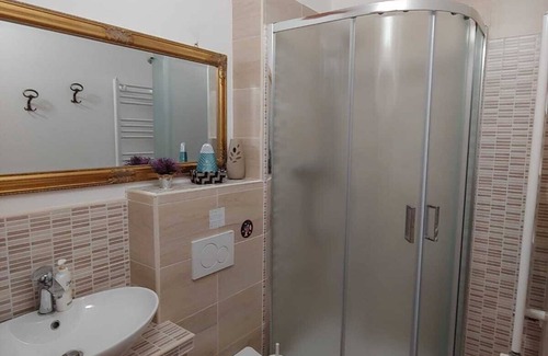 Dorsoduro House | Ca 'Barozzi - Large Red ensuite -