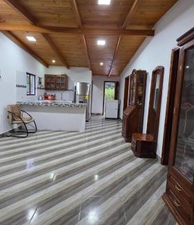 Apuela Ski Chalet | Cabaña rústica con encanto y luces cálidas para noches inolvidables