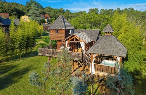 Carsac-Aillac Cabin | Cabane Tobago: Beautiful, luxurious tree house with private Jacuzzi.