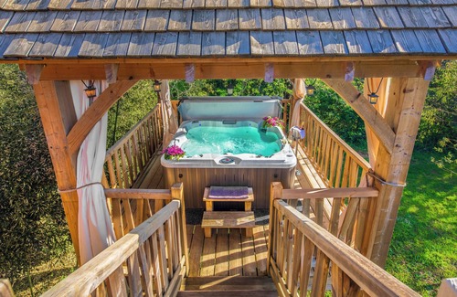 Carsac-Aillac Cabin | Cabane Tobago: Beautiful, luxurious tree house with private Jacuzzi.