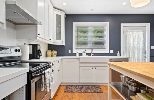 Bloomfield House | Cabernet in The County! Perfect Oasis in PEC