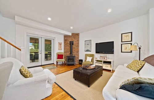 Bloomfield House | Cabernet in The County! Perfect Oasis in PEC