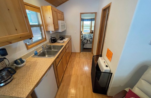 Ashland House | Cabin #11 at Hyatt Lake Resort