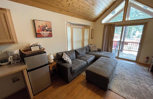 Ashland House | Cabin #17 at Hyatt Lake Resort