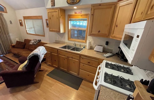 Ashland House | Cabin #2 at Hyatt Lake Resort