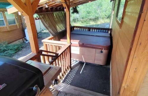 Ashland House | Cabin #20 at Hyatt Lake Resort