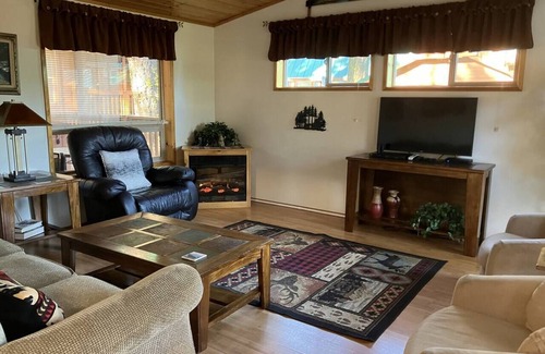 Ashland House | Cabin #25 at Hyatt Lake Resort