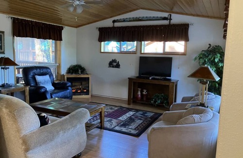 Ashland House | Cabin #25 at Hyatt Lake Resort