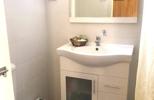 O'connell Cabin | Cabin 3 - 2 rooms with ensuite & sleeps 6 people. Guests can access amenities