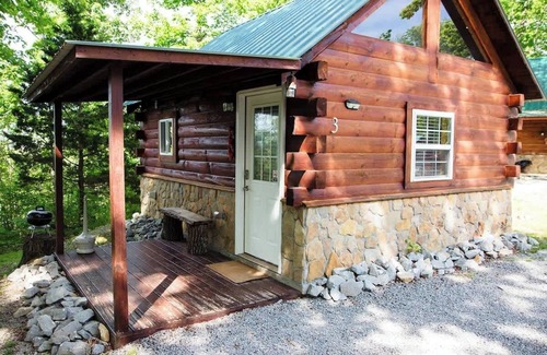 Columbia Cabin | Cabin 3 - Columbia Kentucky, Queen bed, Firepit
