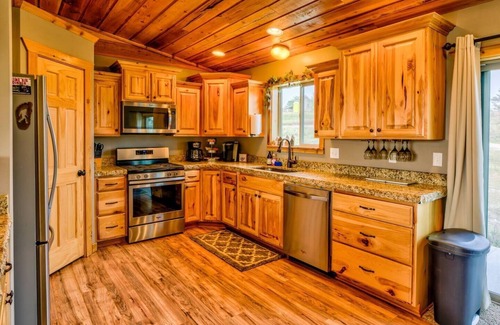 Island Park Cabin | Cabin 35min to West Yellowstone *Hot Tub, Wifi* Fishing-Kayaking-Hiking-ATVing
