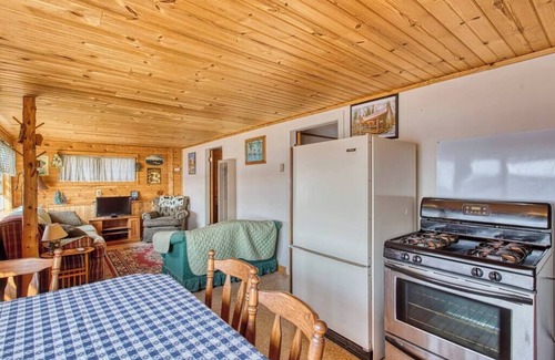 Gordon Cabin | Cabin on the Lake - 4-Beds - Open for Hunting/Rifle Season - Pets Ok