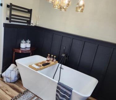 Cleora House | Cabin Rental at Duck Creek on Grand Lake, Sleeps 6, Hot Tub & Pool