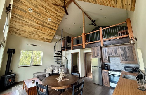 Clinton Cabin | Cabin Retreat: Mountain Views, Starlink Wi-Fi, Stargazing, Hiking, Adventures!