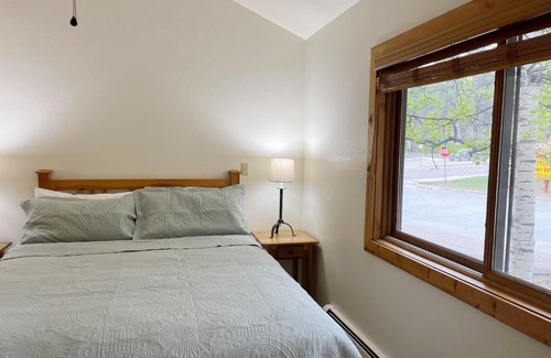 Woodland Park Bed & Breakfast | Cabin suite bed and breakfast