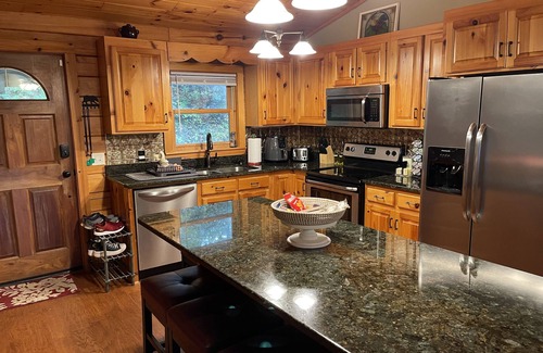 Wolf Laurel Cabin | Cabin w/Hot Tub, EV Charger, Cent A/C mins to Ski Resort & Trails, Paved Rd