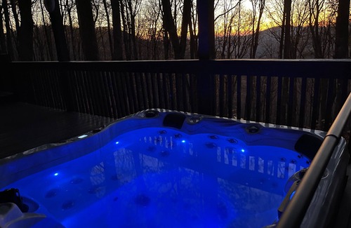 Wolf Laurel Cabin | Cabin w/Hot Tub, EV Charger, Cent A/C mins to Ski Resort & Trails, Paved Rd