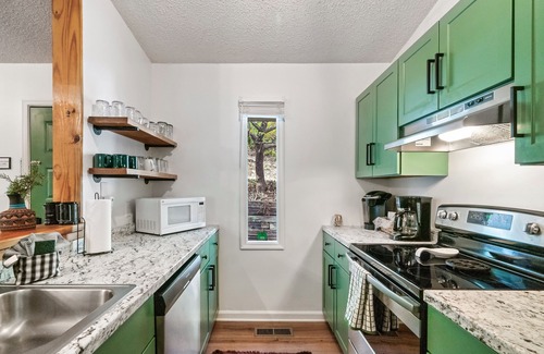 Chalet Village Cabin | Cabin w/Mnt/City Views +Hot Tub, Arcades, Foosball & Pool Table! Close to Park!
