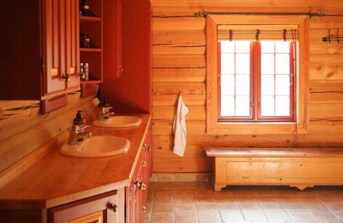 Atra House | Cabin With Wooden Interior By Lake Tinnsjøen