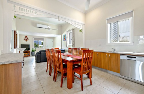 Parramatta Park House | Cairns Central Walking Distance Upstairs