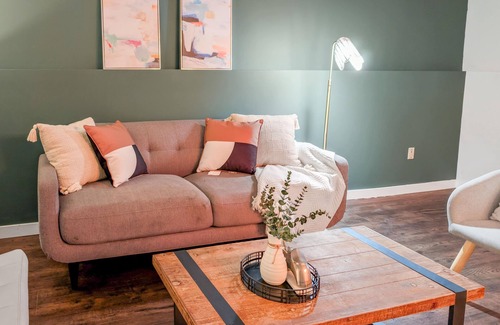 Sunnyside House | Calgary Bow River Haven - 3-Bed Bi-Level Suite