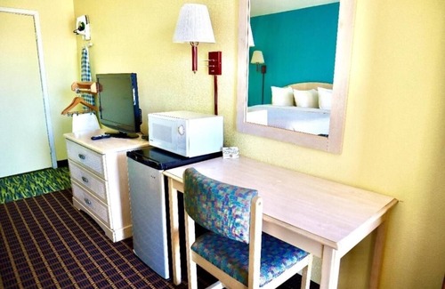 Andrews Hotel | Calm, Comfortable Room in Andrews with Parking on Site