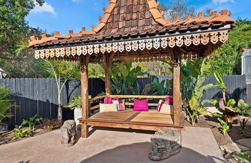 Summerland Condo | Calming & Serene | Authentic Decor | Seaside