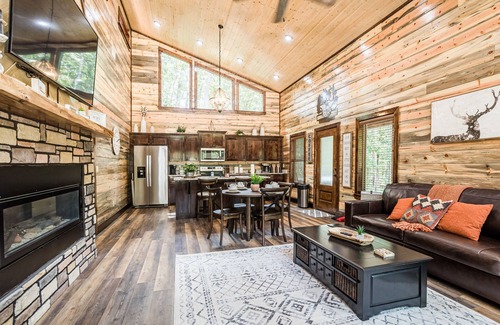 Broken Bow Cabin | Calvert's Copper Cabin, Cozy cabin! Hot tub, Free Firewood, Fireplace!