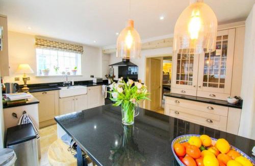 Buckden House | Cambridge Homehost - Elegant Oak Beamed House In Pretty Village