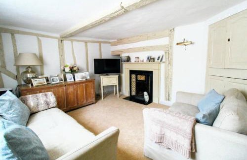 Buckden House | Cambridge Homehost - Elegant Oak Beamed House In Pretty Village